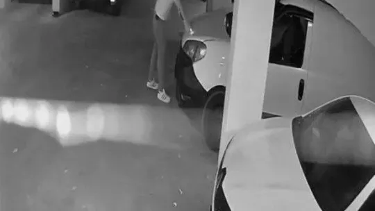 İstanbul'da kundakçı komşu dehşeti: Komşusunun aracını benzinle yaktı