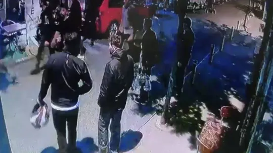 İstanbul'da kuryelerin silahlı kavgası kameraya yansıdı: İş yerini basıp kurşun yağdırdı