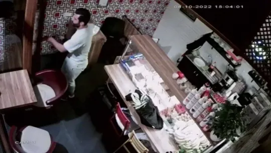 İstanbul'da kuryelerin silahlı kavgası kameraya yansıdı: İş yerini basıp kurşun yağdırdı