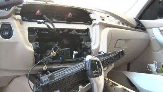 İstanbul'da lüks otomobillerden konsol ve gösterge hırsızlığı kamerada