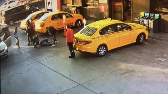 İstanbul'da markette dehşet anları kamerada: Kovalayıp dövdükleri genci kaçırdılar