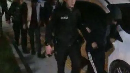 İstanbul'da nefes kesen balyozlu operasyon kamerada: Polis uyuşturucu içerken yakaladı