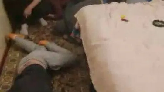 İstanbul'da nefes kesen balyozlu operasyon kamerada: Polis uyuşturucu içerken yakaladı