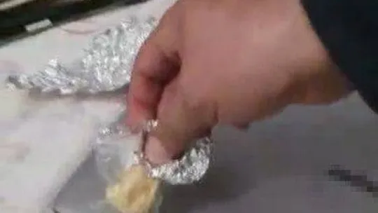 İstanbul'da nefes kesen balyozlu operasyon kamerada: Polis uyuşturucu içerken yakaladı