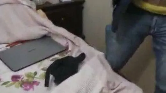 İstanbul'da nefes kesen balyozlu operasyon kamerada: Polis uyuşturucu içerken yakaladı