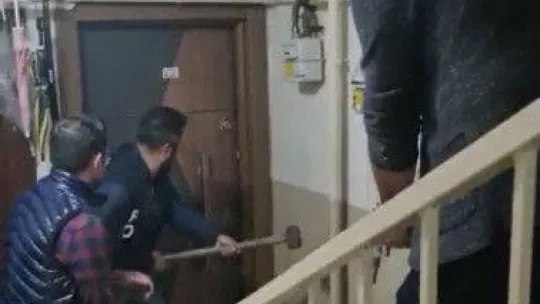 İstanbul'da nefes kesen balyozlu operasyon kamerada: Polis uyuşturucu içerken yakaladı