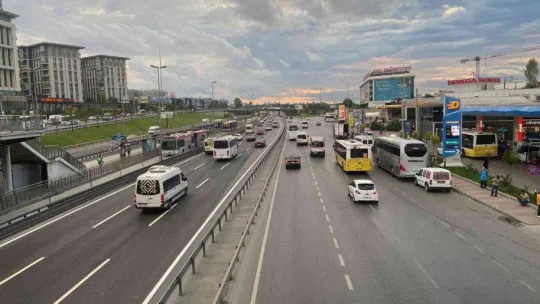 İstanbul'da okullar açıldı, trafik yoğunluğu başladı