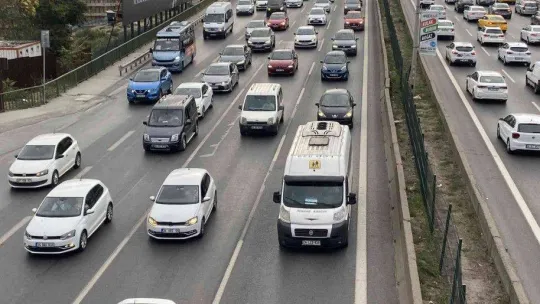 İstanbul'da okullar açıldı, trafik yoğunluğu oluştu