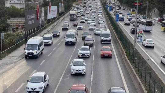 İstanbul'da okullar açıldı, trafik yoğunluğu oluştu