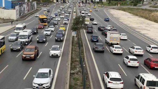 İstanbul'da okullar açıldı, trafik yoğunluğu oluştu