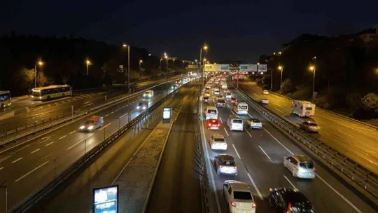 İstanbul'da okullar açıldı, trafik yoğunluğu başladı