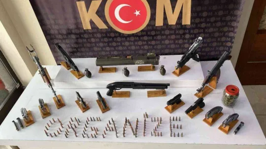 İstanbul'da operasyon düzenlenen daireden cephanede çıktı: Lav silahı, kalaşnikof, el bombası bulundu