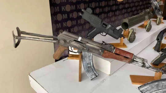 İstanbul'da operasyon düzenlenen daireden cephanede çıktı: Lav silahı, kalaşnikof, el bombası bulundu