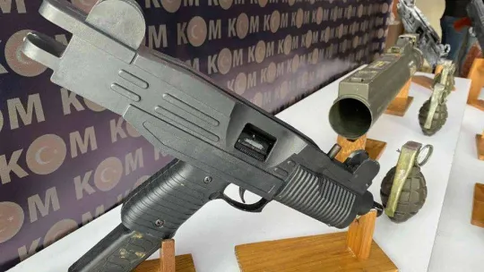 İstanbul'da operasyon düzenlenen daireden cephanede çıktı: Lav silahı, kalaşnikof, el bombası bulundu