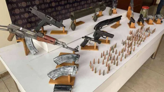 İstanbul'da operasyon düzenlenen daireden cephanede çıktı: Lav silahı, kalaşnikof, el bombası bulundu