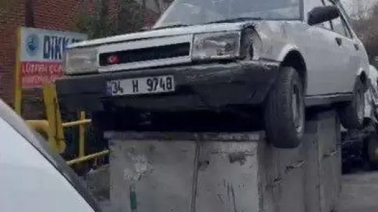 İstanbul'da oto sanayide ilginç görüntü: Arabayı çöpe attı