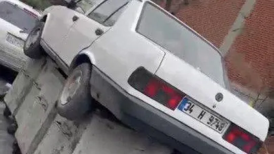 İstanbul'da oto sanayide ilginç görüntü: Arabayı çöpe attı