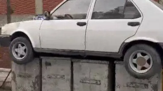 İstanbul'da oto sanayide ilginç görüntü: Arabayı çöpe attı