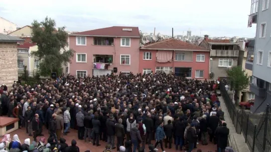 İstanbul'da polisin kaçan gaspçılara açtığı ateş sonucu hayatını kaybeden genç kız son yolculuğuna uğurladı