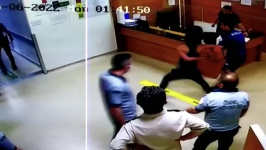 İstanbul'da polisin kurtardığı kadın, polise kafa attı