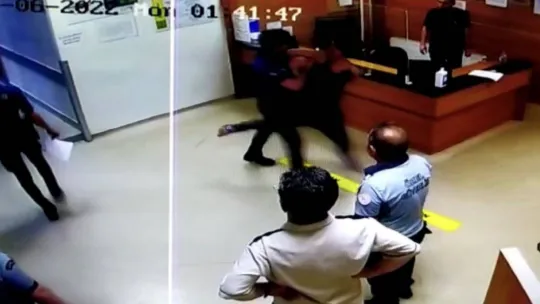 İstanbul'da polisin kurtardığı kadın, polise kafa attı