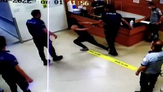 İstanbul'da polisin kurtardığı kadın, polise kafa attı