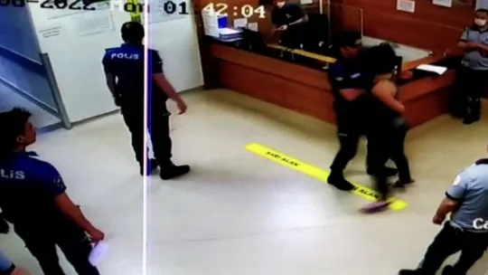 İstanbul'da polisin kurtardığı kadın, polise kafa attı