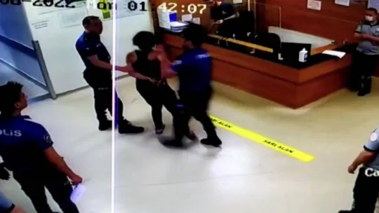 İstanbul'da polisin kurtardığı kadın, polise kafa attı