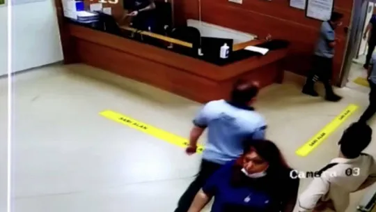 İstanbul'da polisin kurtardığı kadın, polise kafa attı