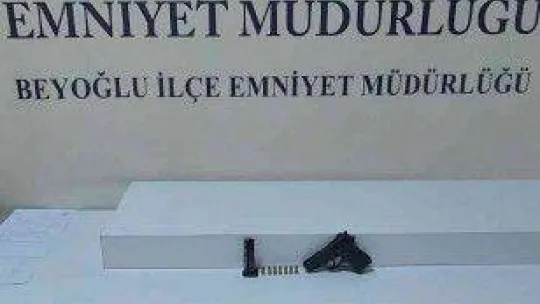 İstanbul'da polisten kaçan şüphelinin yakalandığı anlar kamerada