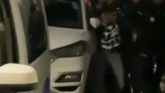 İstanbul'da polisten kaçan şüphelinin yakalandığı anlar kamerada