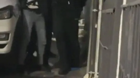 İstanbul'da polisten kaçan şüphelinin yakalandığı anlar kamerada