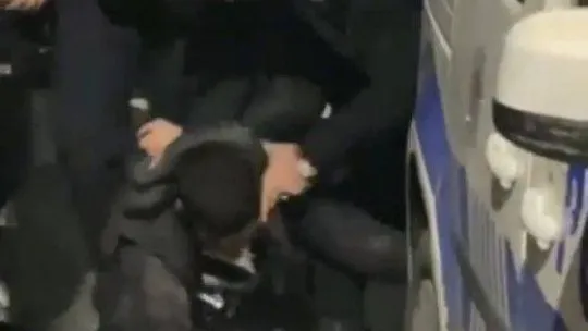 İstanbul'da polisten kaçan şüphelinin yakalandığı anlar kamerada