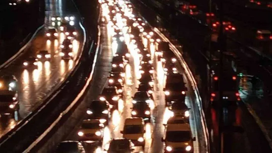 İstanbul'da sağanak yağış hayatı olumsuz etkiledi