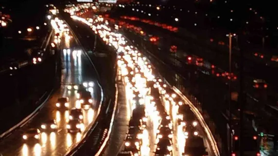 İstanbul'da sağanak yağış hayatı olumsuz etkiledi