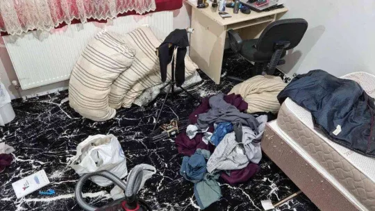 İstanbul'da sahte pasaport baskını: Baskın yapılan dairede gizli bölmeler bulundu