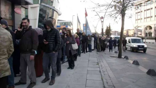 İstanbul'da SGK önünde EYT kuyruğu