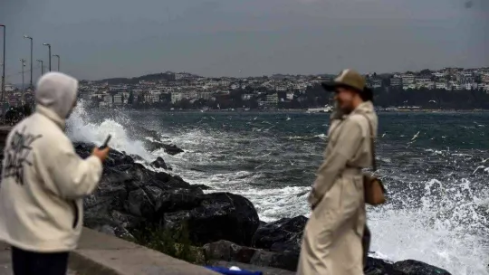 İstanbul'da şiddetli lodos etkili oluyor