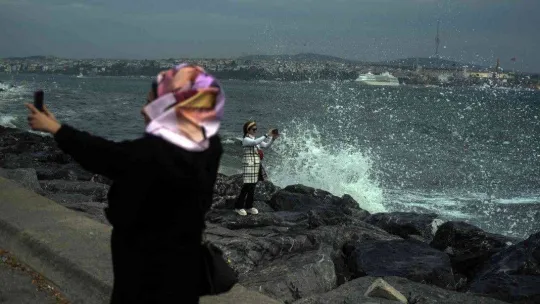 İstanbul'da şiddetli lodos etkili oluyor