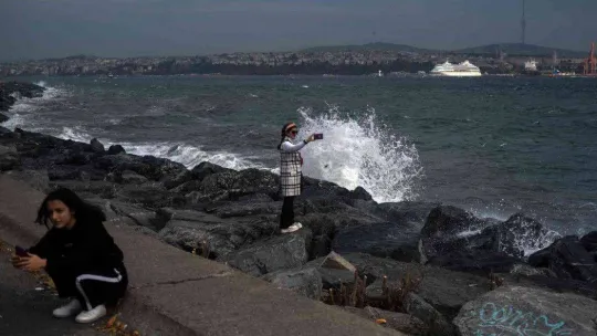 İstanbul'da şiddetli lodos etkili oluyor