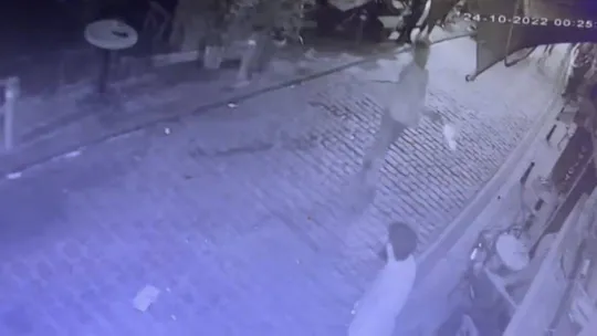 İstanbul'da silahlı saldırgan dehşeti kamerada: Özel harekat polisi operasyonla yakaladı