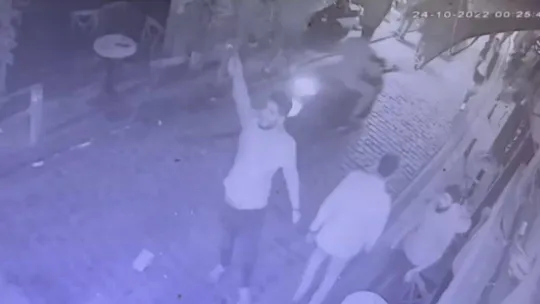 İstanbul'da silahlı saldırgan dehşeti kamerada: Özel harekat polisi operasyonla yakaladı