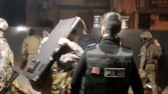 İstanbul'da silahlı saldırgan dehşeti kamerada: Özel harekat polisi operasyonla yakaladı