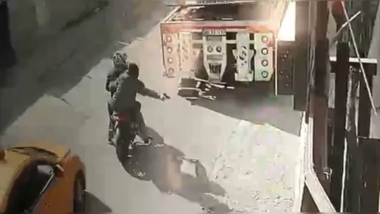 İstanbul'da silahlı saldırı kamerada: Saldırganların sesine çıkınca vuruldu