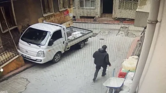 İstanbul'da silahlı saldırı sonrası ilginç anlar kamerada: 200 metre hiçbir şey olmamış gibi yürüdü