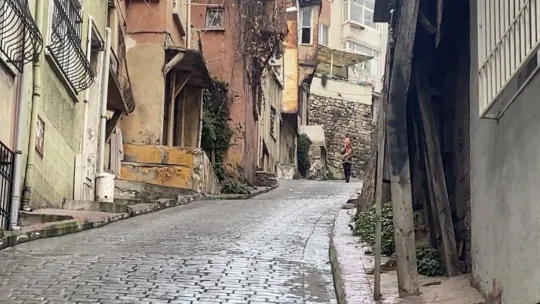 İstanbul'da silahlı saldırı sonrası ilginç anlar kamerada: 200 metre hiçbir şey olmamış gibi yürüdü