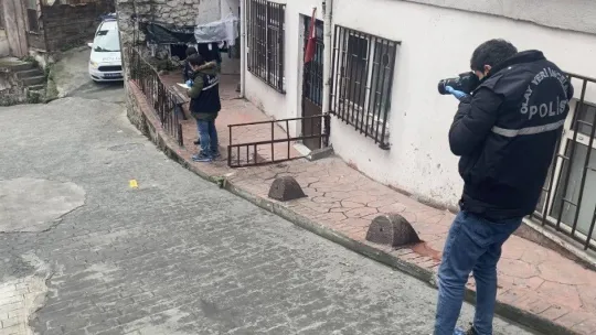 İstanbul'da silahlı saldırı sonrası ilginç anlar kamerada: 200 metre hiçbir şey olmamış gibi yürüdü