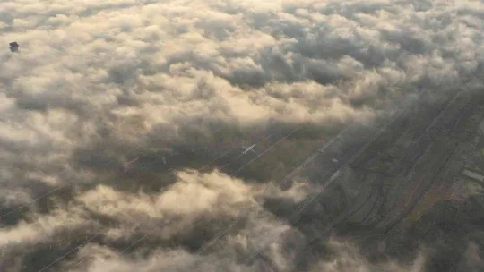 İstanbul'da sis bulutlarının içinden çıkan uçaklar, havadan görüntülendi
