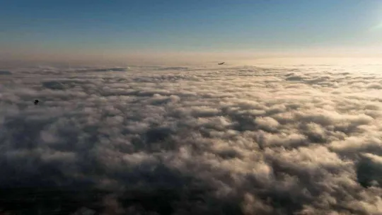İstanbul'da sis bulutlarının içinden çıkan uçaklar, havadan görüntülendi
