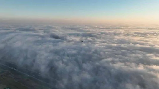 İstanbul'da sis bulutlarının içinden çıkan uçaklar, havadan görüntülendi